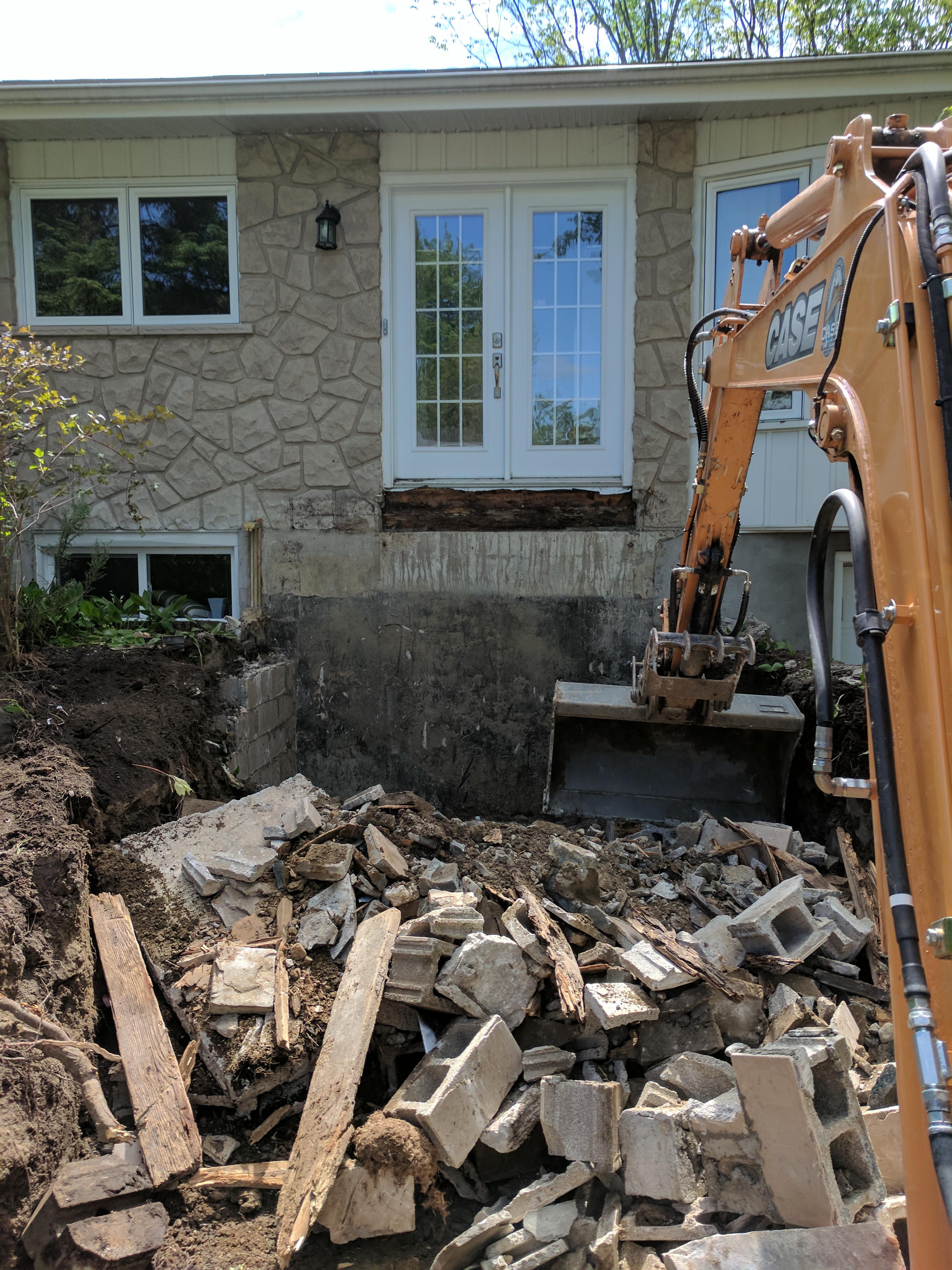 Chantier 3, image 2 de 11 : excavation pour ôter les vieux murets de rétention