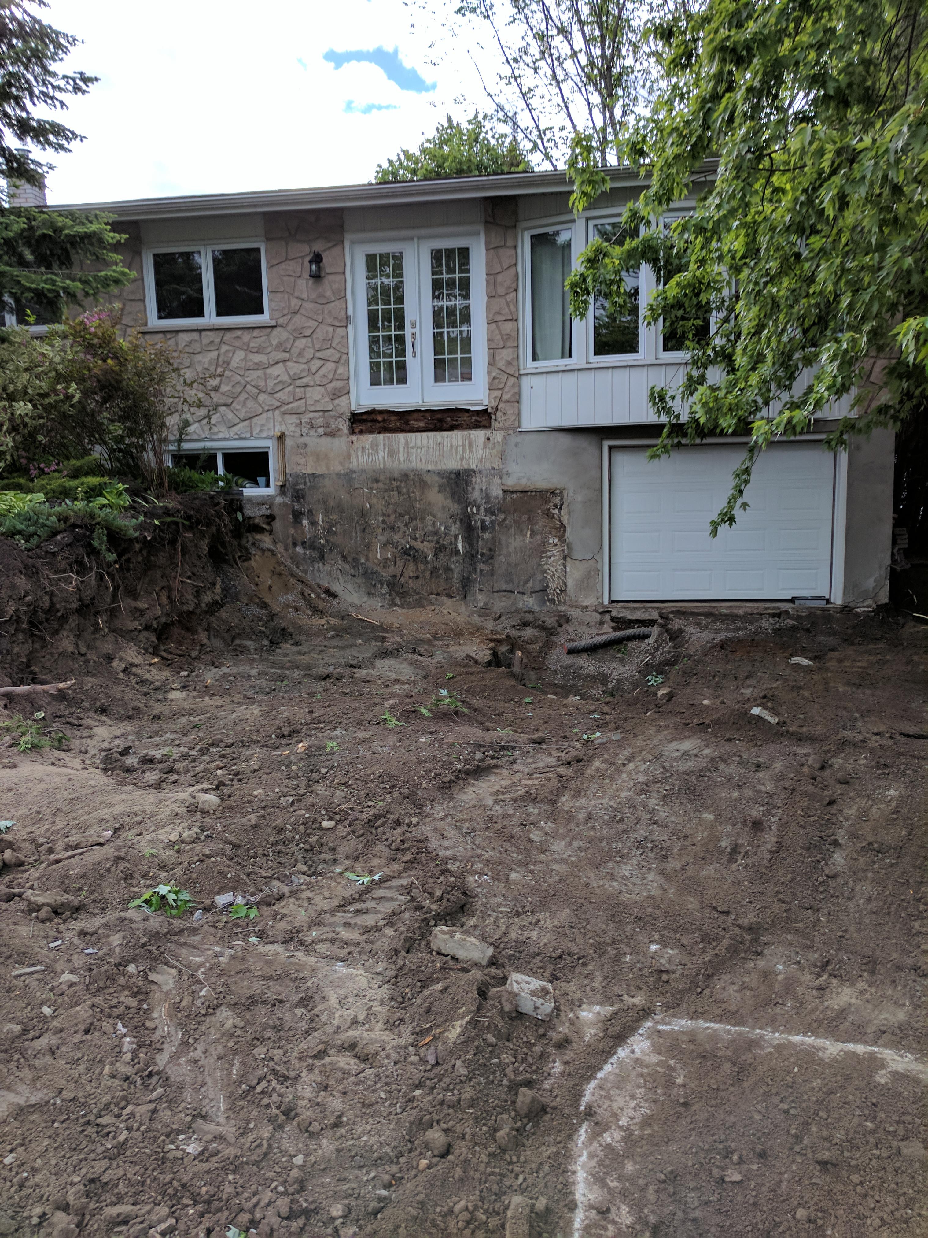 Chantier 3, image 3 de 11 : excavation pour ôter les vieux murets de rétention