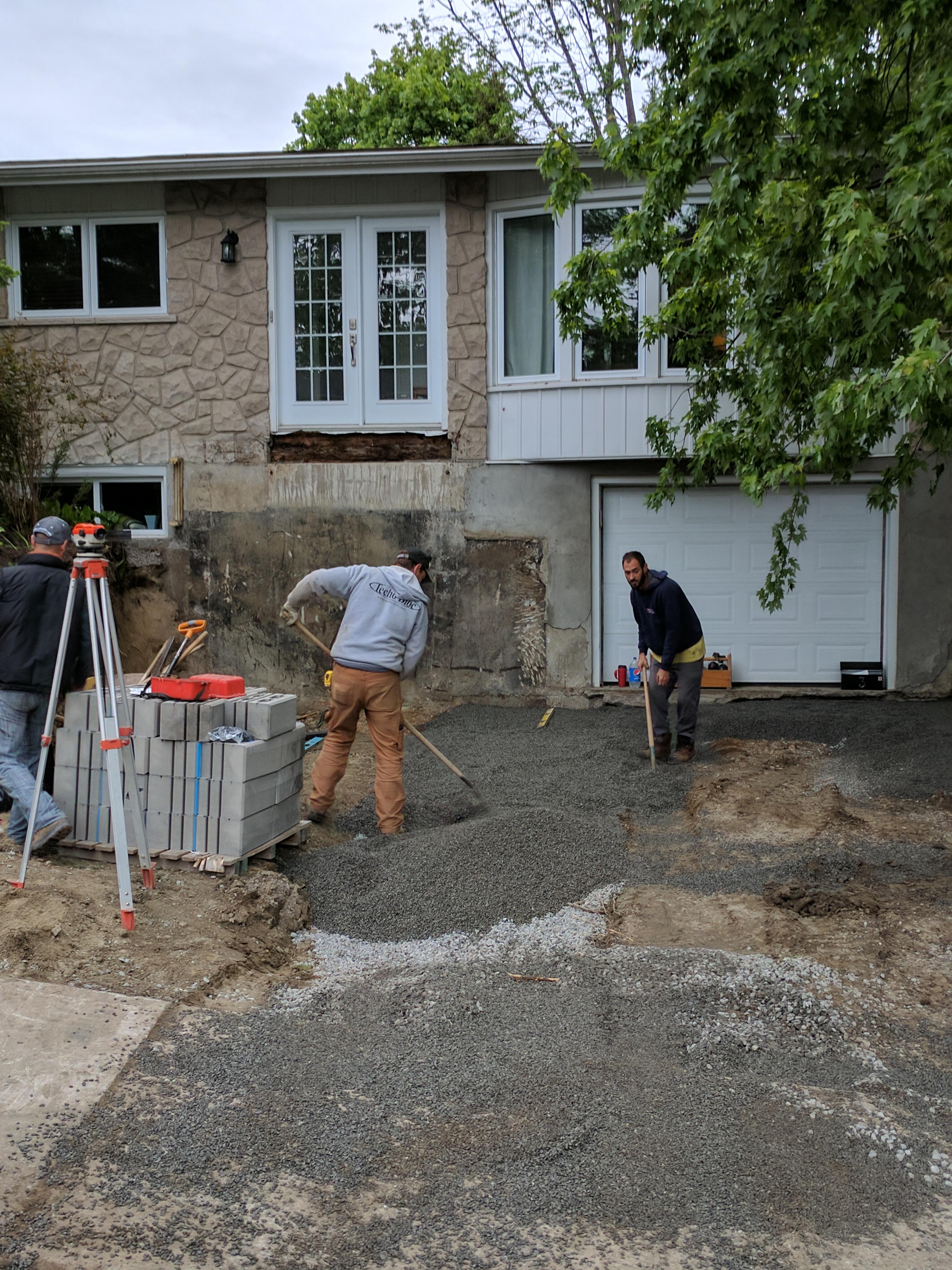 Chantier 3, image 4 de 11 : pose d'une nouvelle couche de pierres concassées et d'un drain français