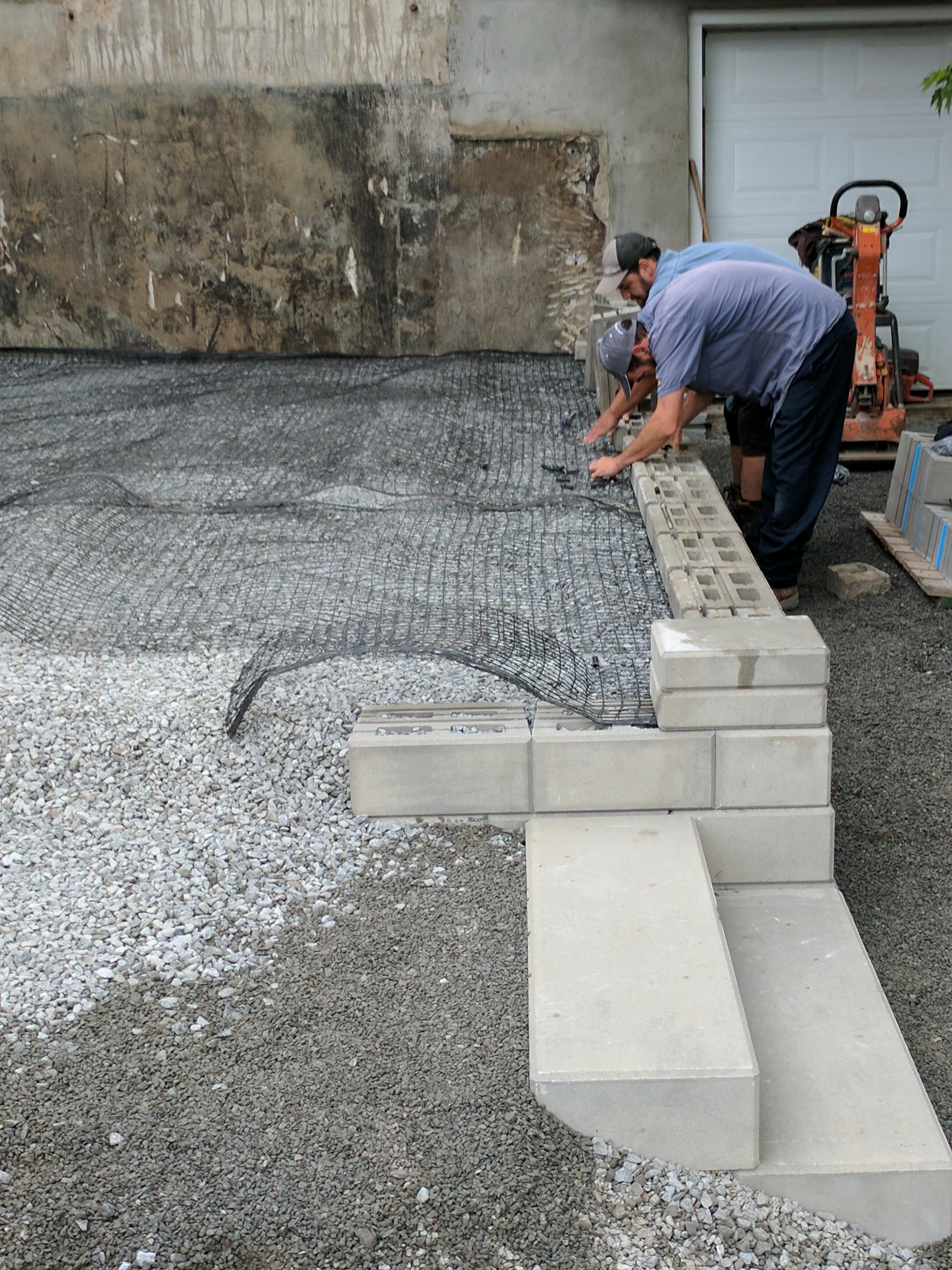 Chantier 3, image 5 de 11 : la pose des nouveaux murets commence