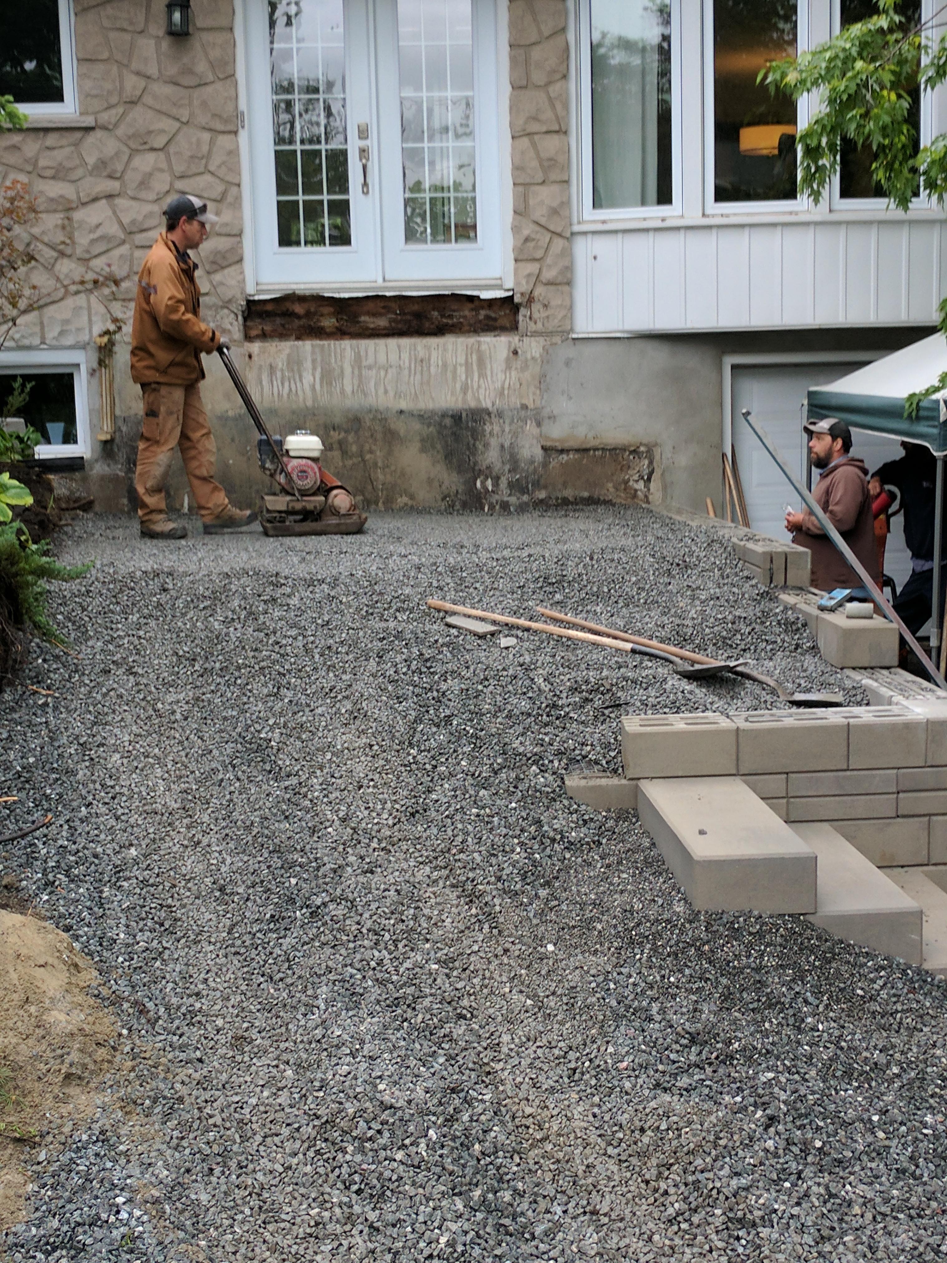 Chantier 3, image 6 de 11 : les nouvelles marches en bois traité sont en voie de construction