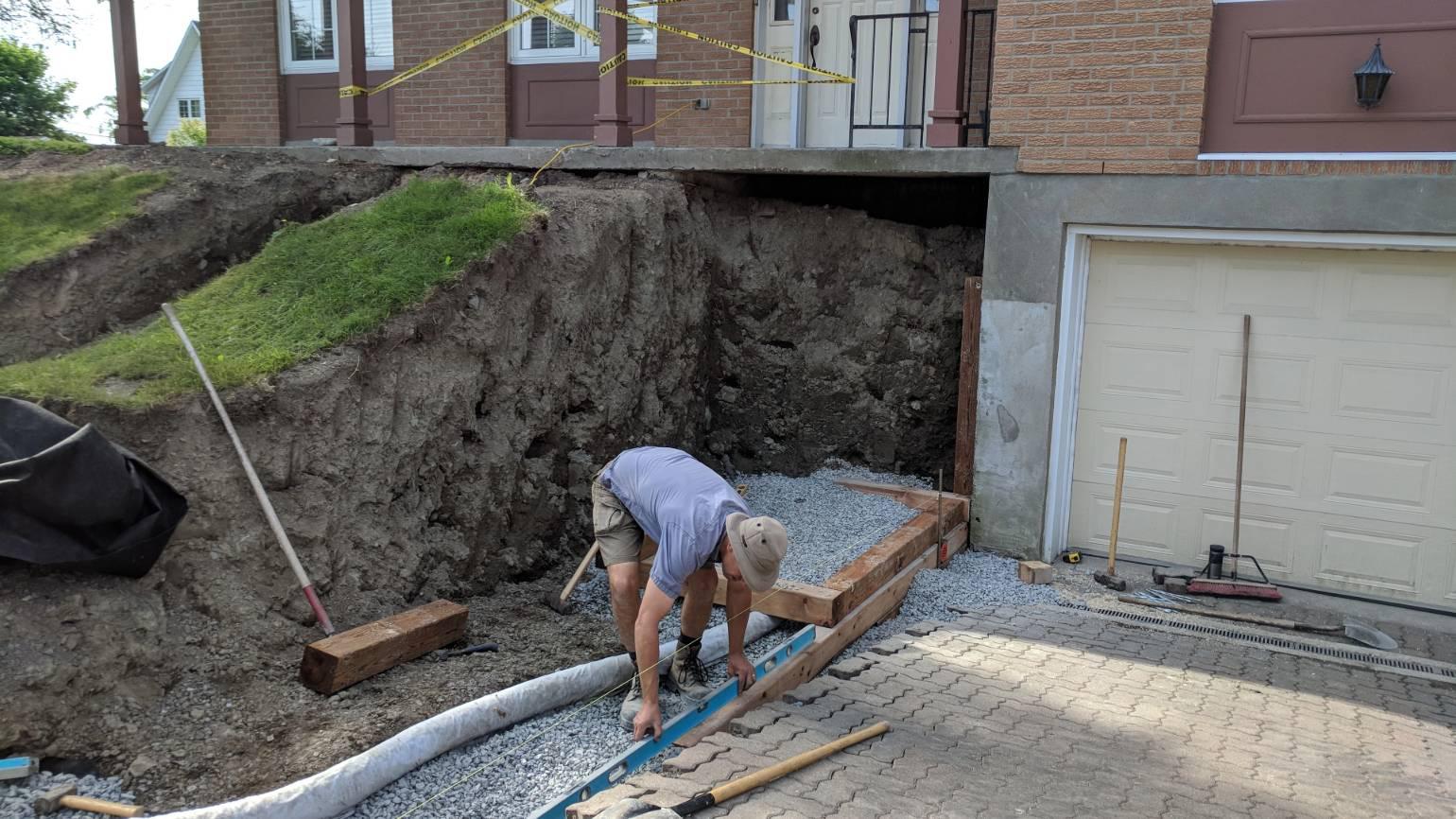 Image 2 : pose d'une nouvelle couche de pierres concassées et d'un drain français
