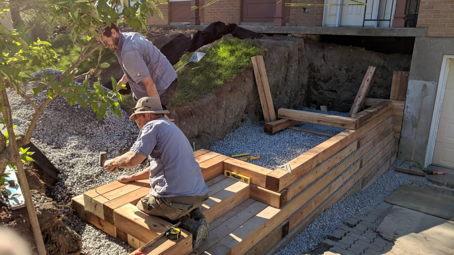 Image 4 : les nouvelles marches en bois traité sont en voie de construction
