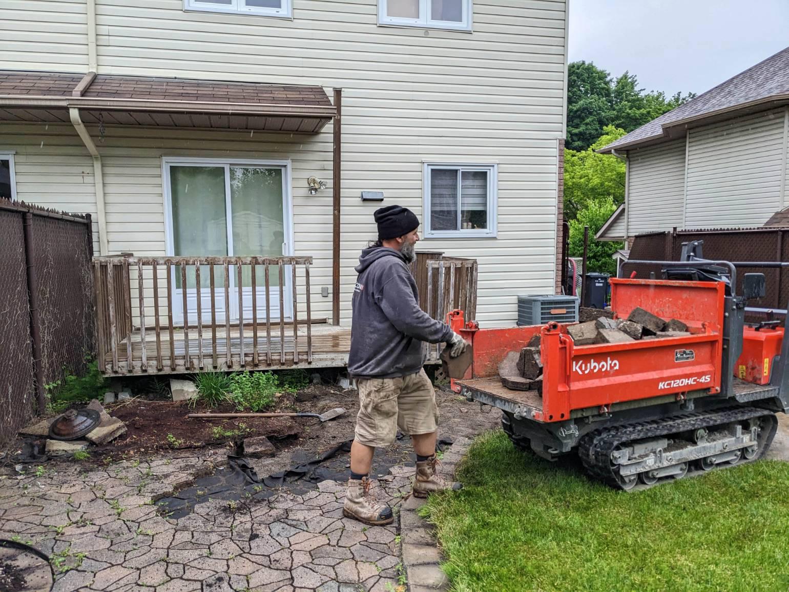 Image 2 : un employé ôte d'autres dalles de patio