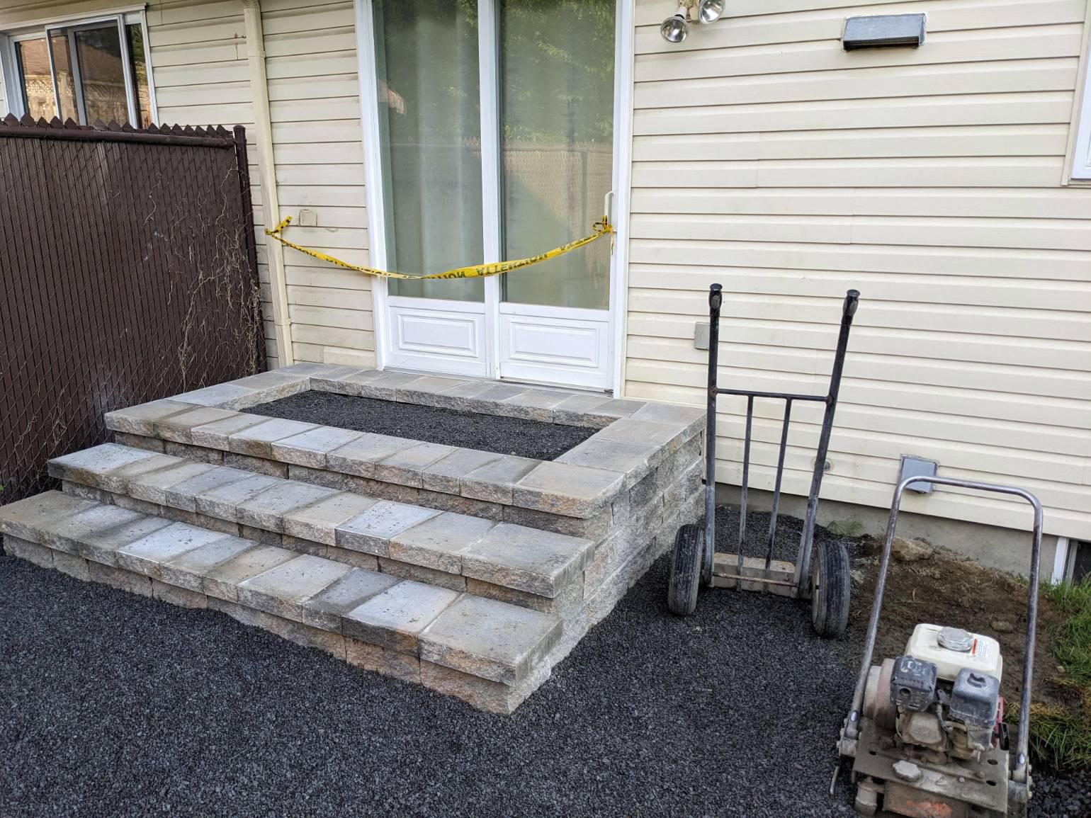 Image 4 : un nouveau balcon en pierre est en voie de construction