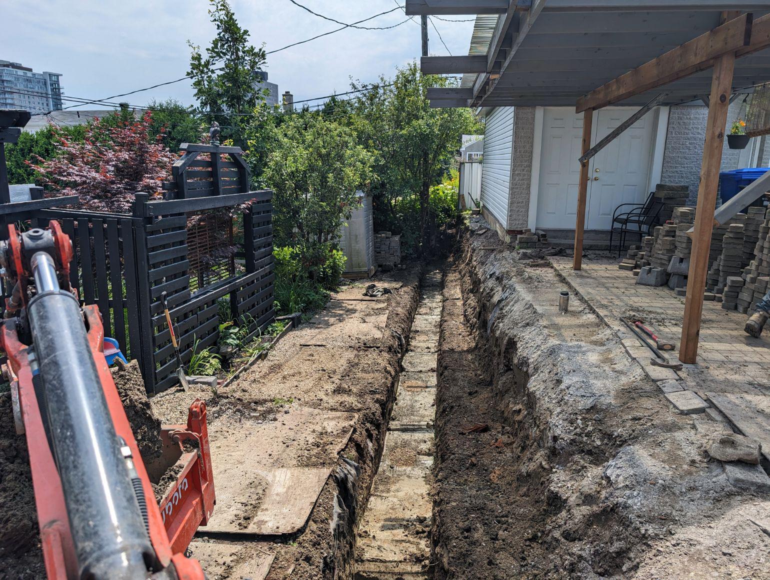 Image 2 : l'excavation de la tranchée dans laquelle ira la fondation du nouveau mur de rétention