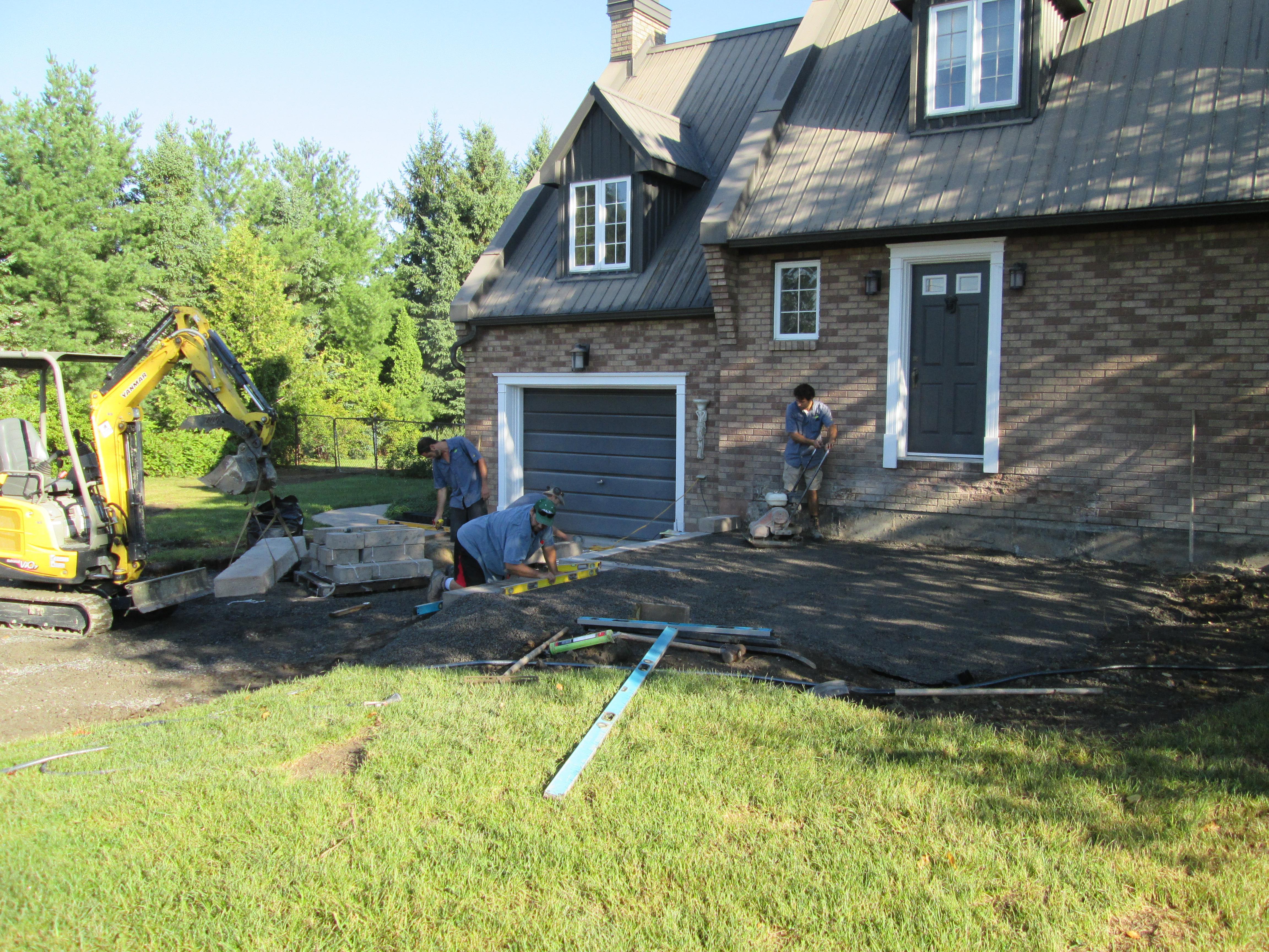 Image 5 : les marches de l'entrée sont en pleine construction